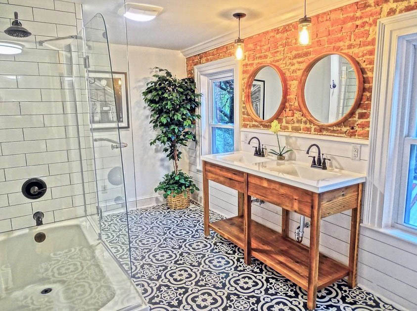 Ванная комната с обшивкой внахлест и кирпичными стенами