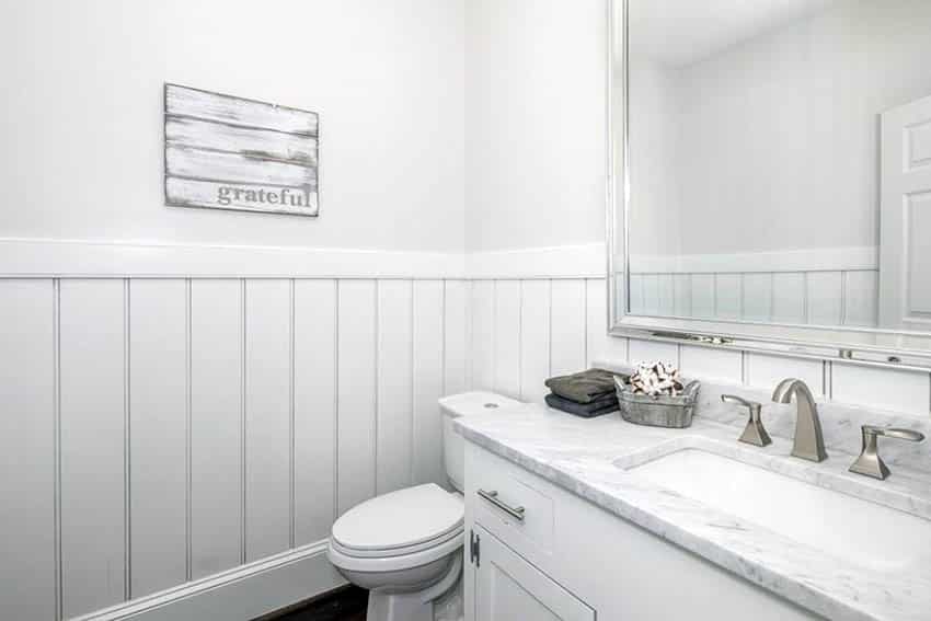 Небольшая ванная комната с обшивкой из белого дерева внахлест