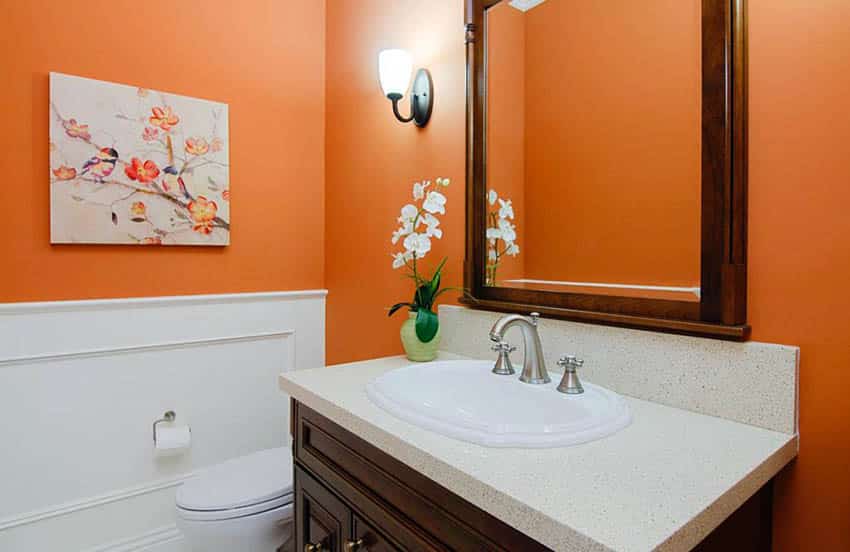 Оранжевая ванная комната с белыми панелями
