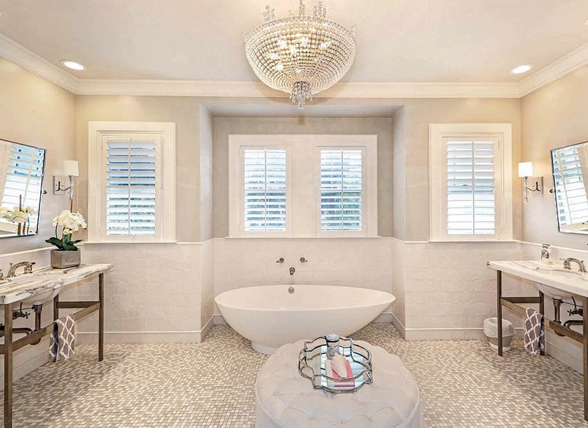 Основная ванная комната с мозаичным полом и люстрой, отделанной плиткой