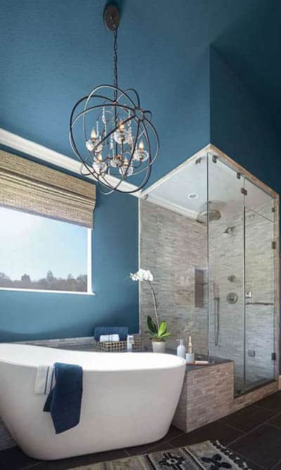 Ванная комната с синей краской