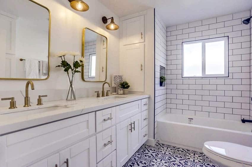 Ванная комната с испанской керамической напольной плиткой и белой душевой кабиной