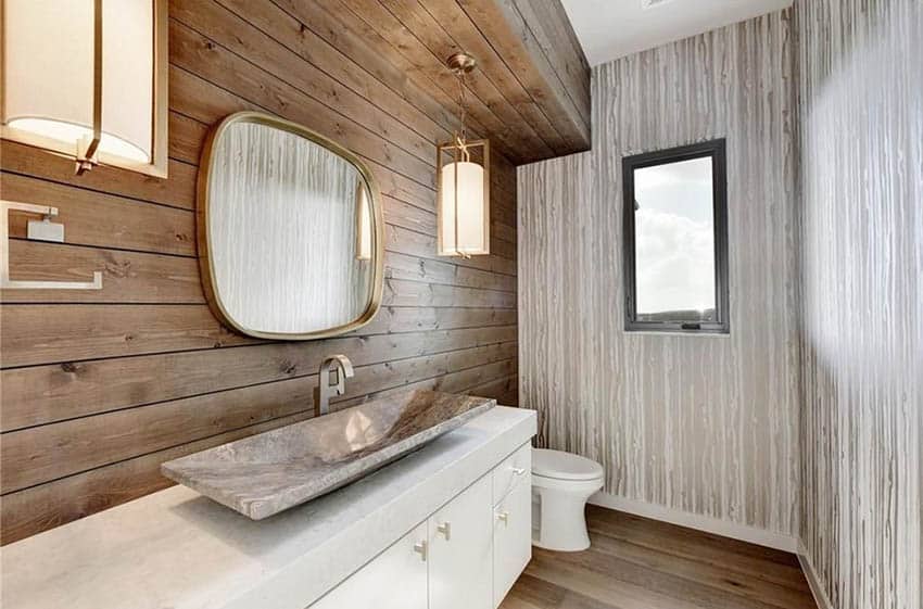 Гостевая ванная комната с кварцевым туалетным столиком и обоями с акцентом на деревянную основу