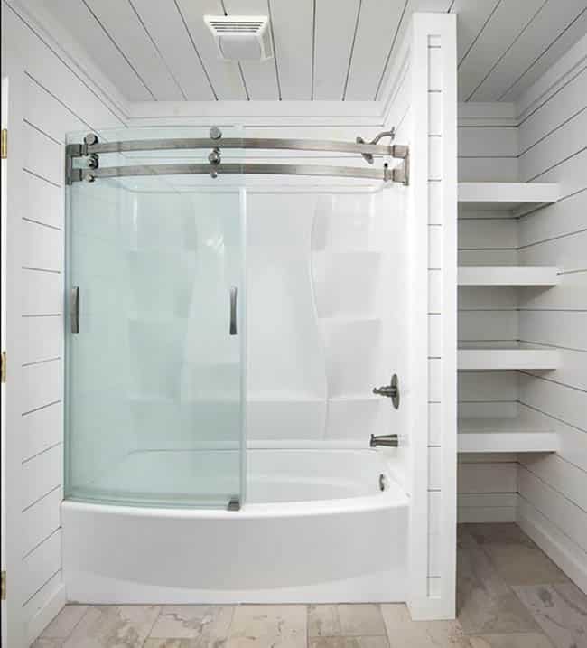 Ванная комната с белыми стенами и потолком внахлест и ламинированным полом
