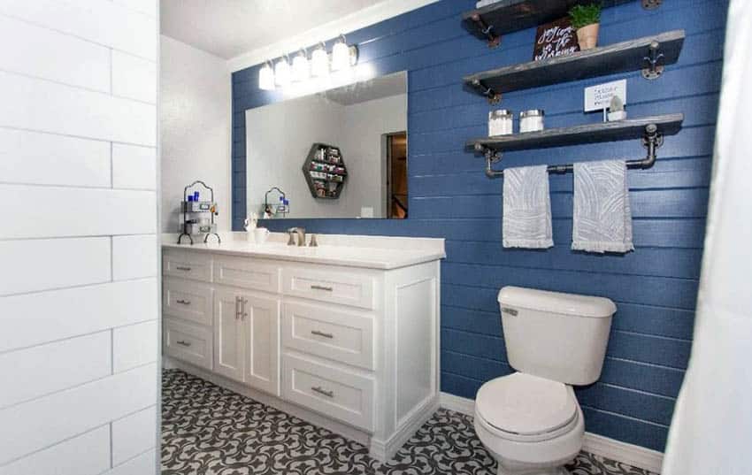 Ванная комната с голубыми стенами внахлест