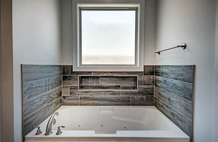 Ванная комната с деревянной окантовкой для ванны