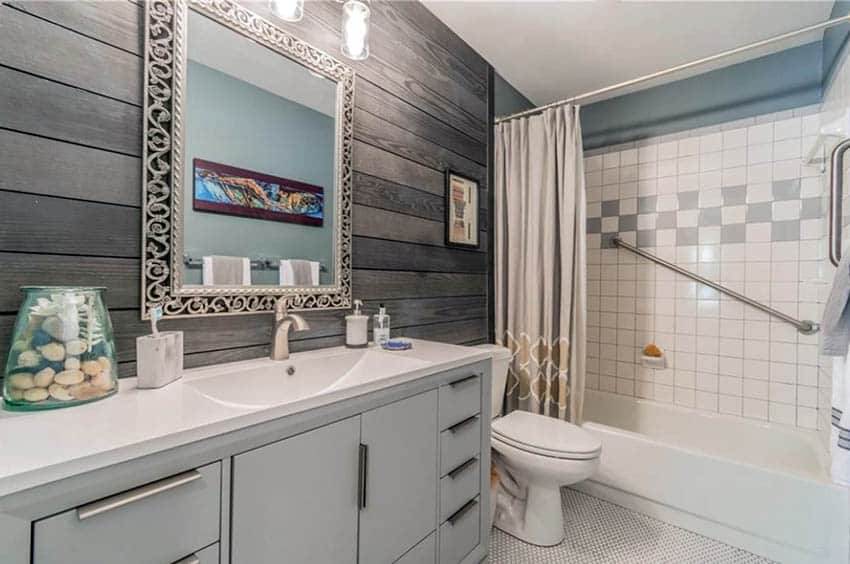 Гостевая ванная комната с деревянными стенами внахлест и квадратной душевой кабиной