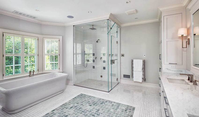 Ванная комната с бескаркасной душевой кабиной и мозаичной плиткой