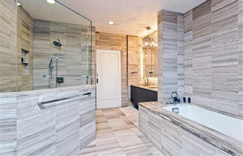 Современная ванная комната со стеклянной душевой кабиной с половинной стенкой