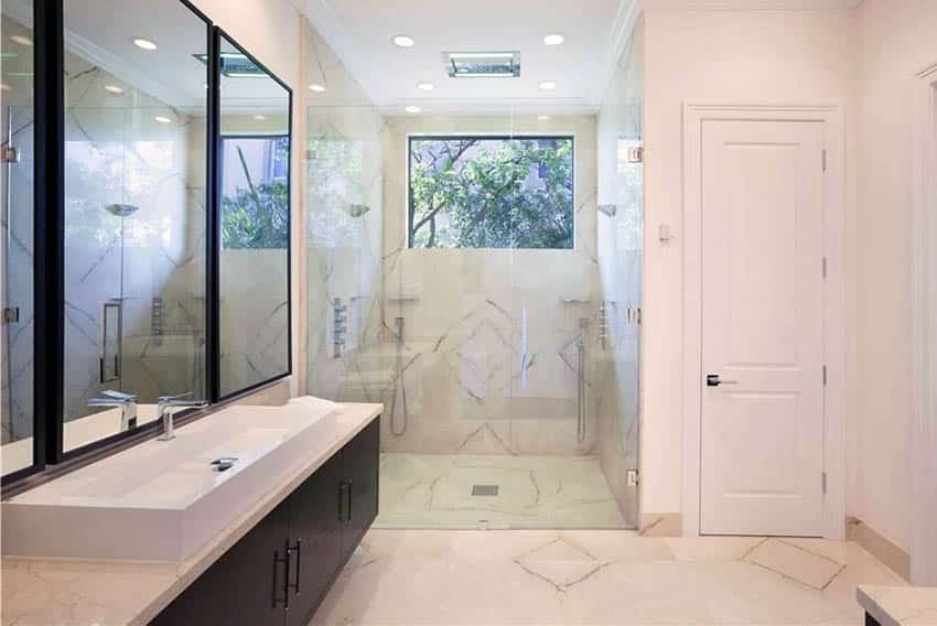 Современная главная ванная комната с белым кварцем и тропическим душем