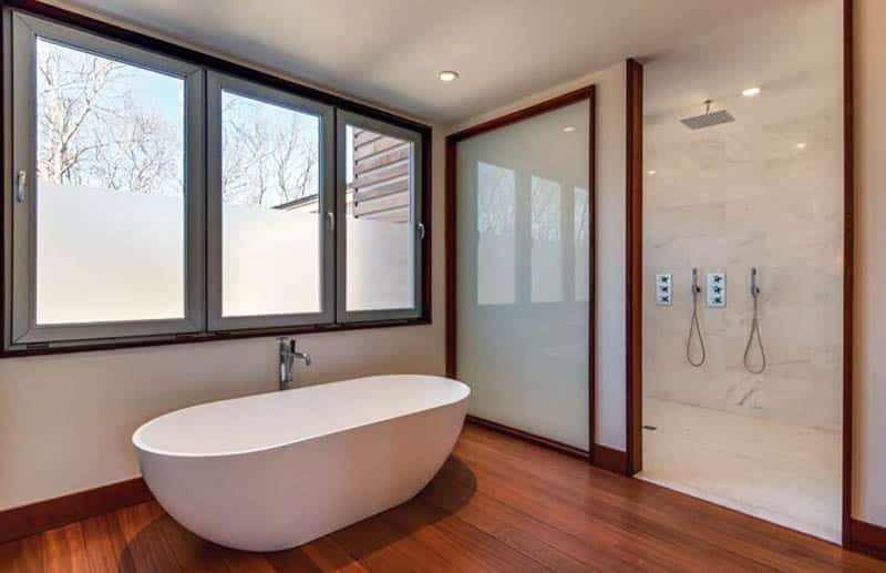 Ванная комната в азиатском стиле с душевой кабиной из матового стекла
