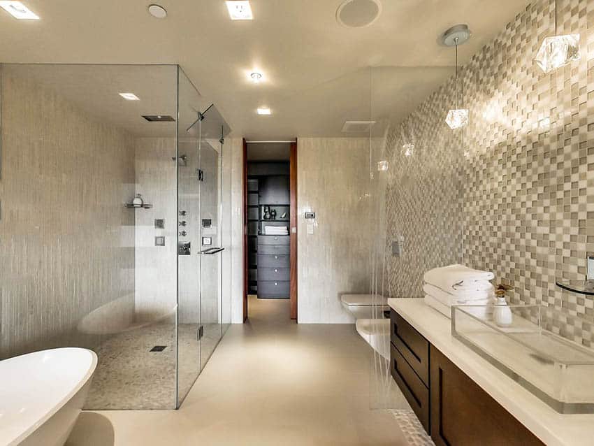Ванная комната с бескаркасным душем с несколькими насадками для душа