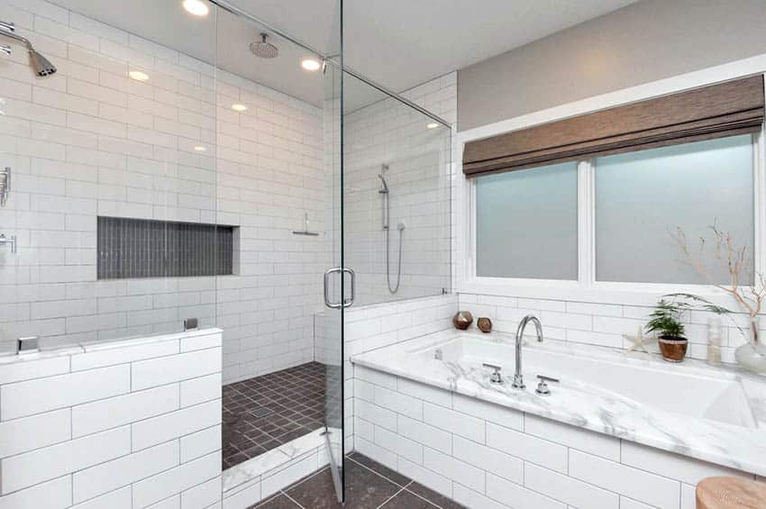 Ванная комната с душем из белой плитки метро