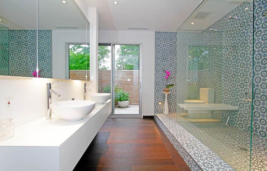 Современная главная ванная комната с душем и цементной плиткой