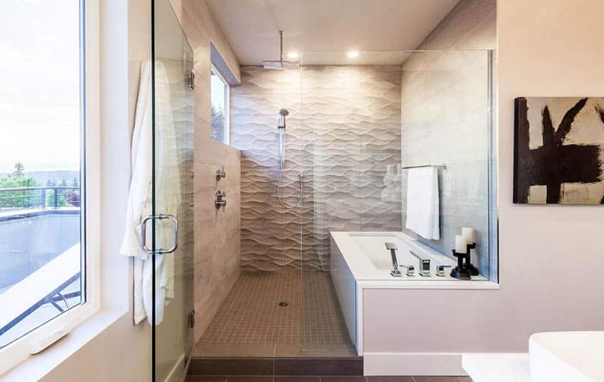 Роскошная ванная комната с душевой кабиной и контурной настенной плиткой