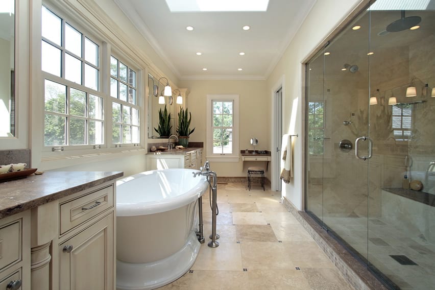 Дизайн ванной комнаты в стиле кантри с ванной на пьедестале и большим тропическим душем