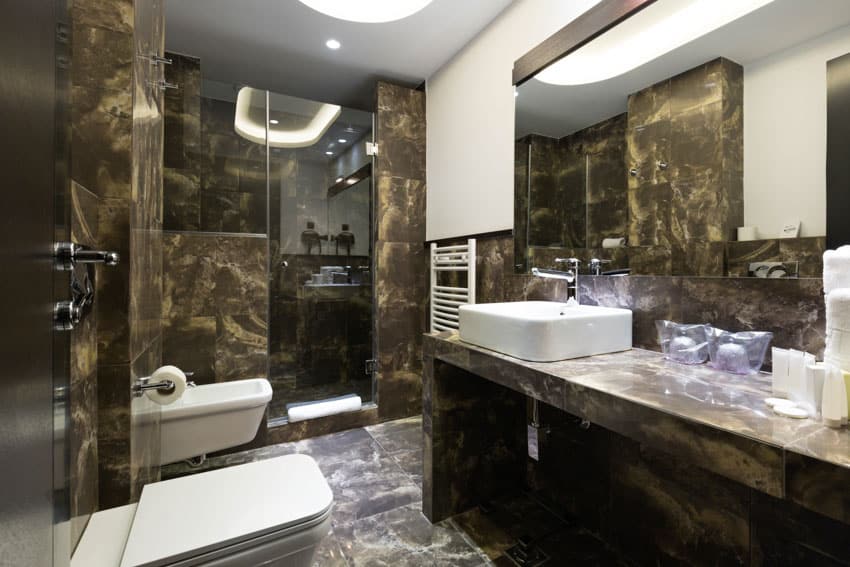 Ванная комната с эпоксидной душевой, зеркалом, столешницей и туалетом