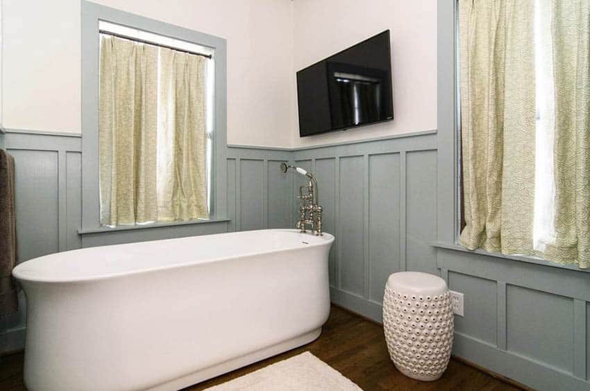 Традиционная ванная комната с крашеными деревянными панелями