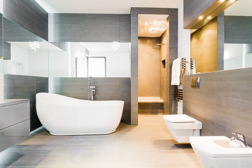 Современная ванная комната серая бетонная стена зеркало ванна туалет раковина