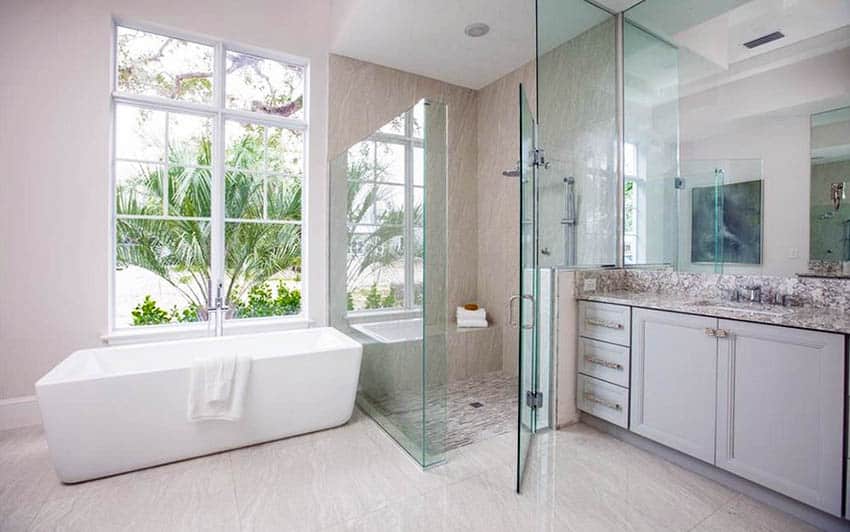 Ванная комната с полом из керамогранита и душем с ванной и видом из окна