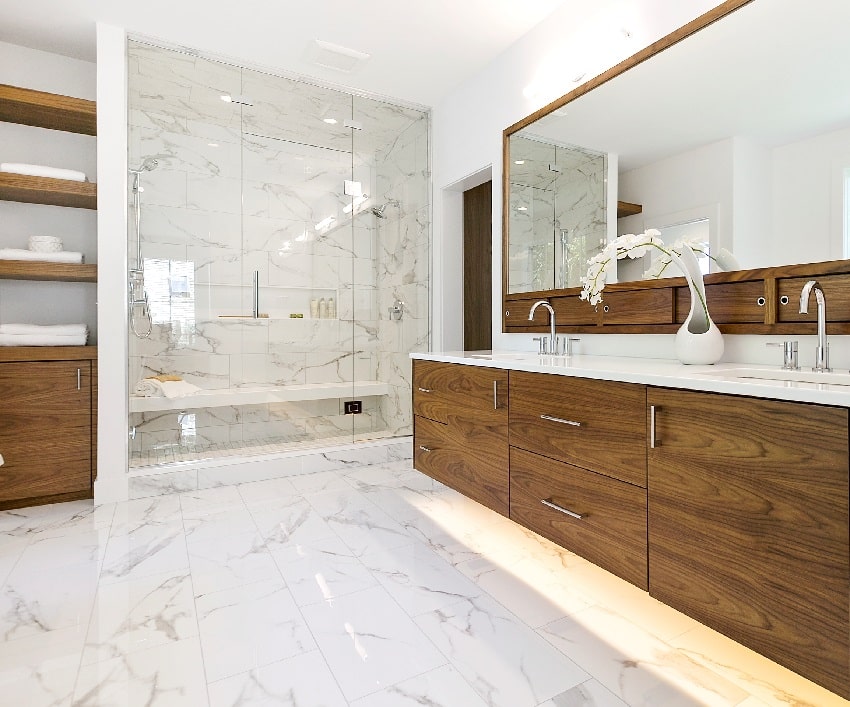 Современная ванная комната середины века с деревянными шкафами, зеркалом и душем, отделанным плиткой из белого мрамора.