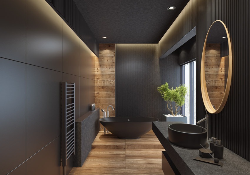 Матовая черная сантехника, деревянный пол, раковина, зеркало, столешница, окна для ванны