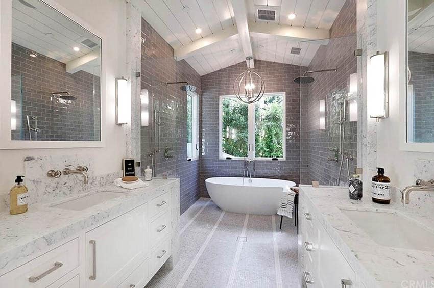 Красивая главная ванная комната с отдельно стоящей ванной и двойным душем
