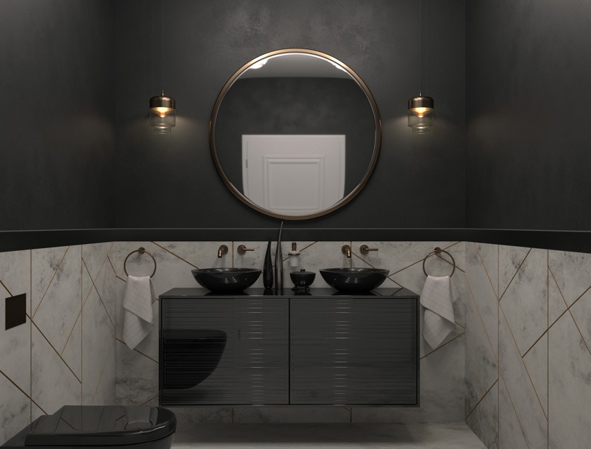 Черно-белая ванная комната с латунными кранами, зеркальная раковина, держатели для полотенец
