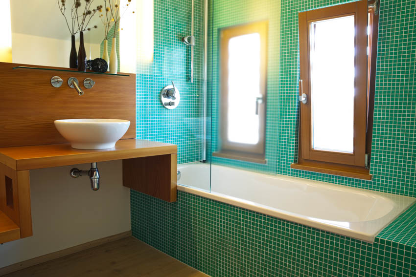 Ванная комната с маленькой зеленой плиткой, матовое окно, деревянная столешница, раковина, раковина, ванна