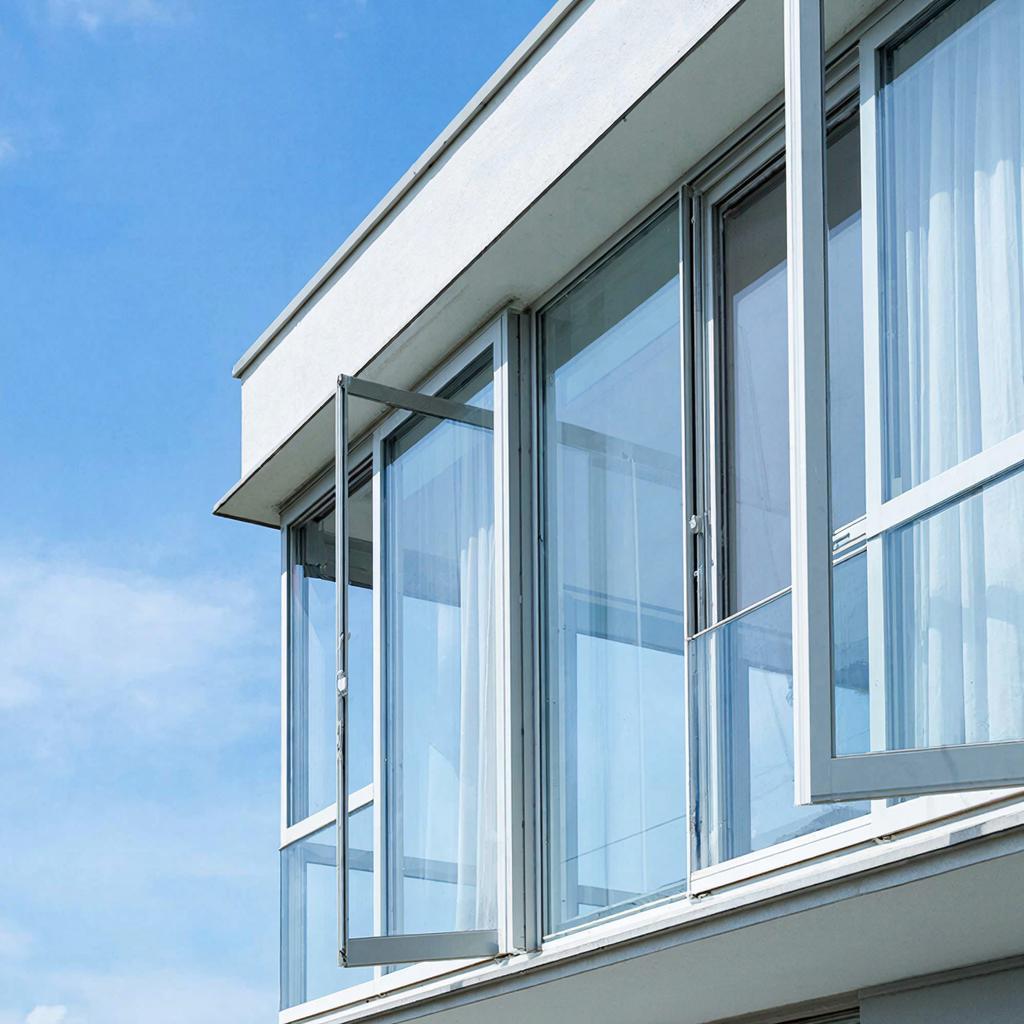 Прозрачный щит от морского бриза и палящего зноя